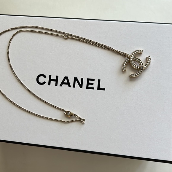Authentic Chanel pearl CC pendant adjustable necklace - Picture 5 of 11